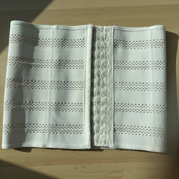 NWOT waist trainer 4 boning. Size large (365) - Picture 1 of 5